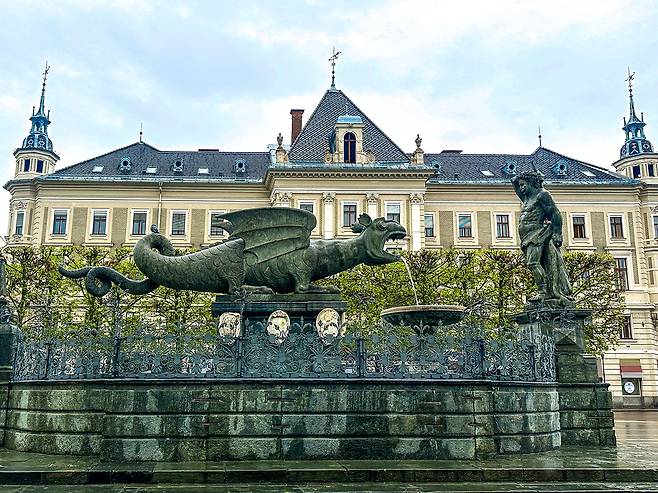 클라겐푸르트 구시가의 중심인 노이어(Neuer) 광장에 있는 '린드부름(Lindwurm) 분수'와 헤라클레스 조각상 [사진/권혁창 기자]