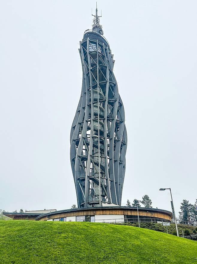 100ｍ 높이의 목주구조물인 피라미덴코겔(Pyramidenkogel) 전망대 [사진/권혁창 기자]