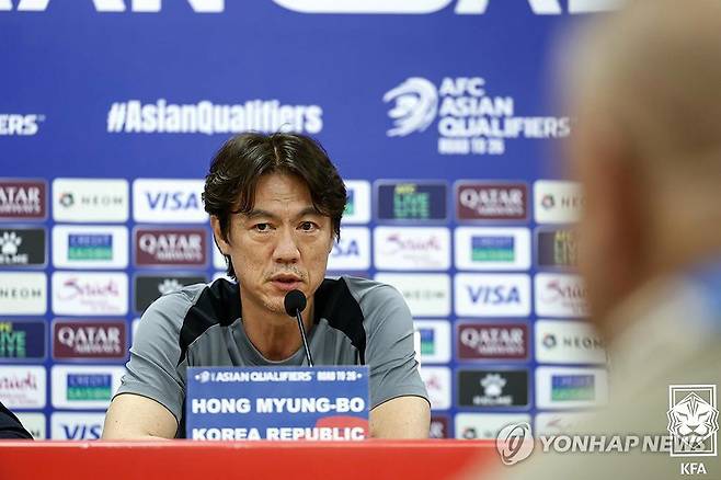 발언하는 홍명보 감독 (서울=연합뉴스) 5일(현지시간) 이라크 바스라국제경기장에서 열린 2026 FIFA 북중미 월드컵 3차 예선 한국 대 이라크 공식 기자회견에서 홍명보 한국 대표팀 감독이 발언하고 있다. 2025.6.5 [대한축구협회 제공. 재판매 및 DB 금지] photo@yna.co.kr