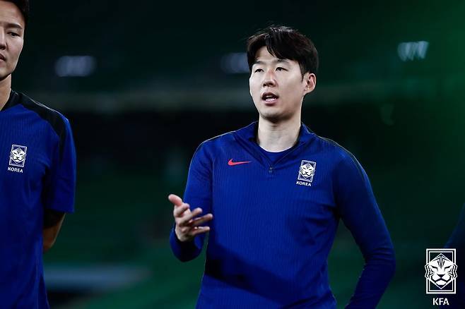 결전 다짐하는 손흥민  (서울=연합뉴스) 5일(현지시간) 이라크 바스라국제경기장에서 열린 축구대표팀 훈련에서 손흥민이 선수들에게 이야기하고 있다. 2025.6.5 [대한축구협회 제공. 재판매 및 DB 금지]