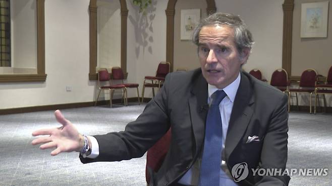 라파엘 그로시 IAEA 사무총장 (다마스쿠스 AP=연합뉴스) 4일(현지시간) 시리아 방문 중에 인터뷰하는 라파엘 그로시 IAEA 사무총장. 2025.6.5 photo@yna.co.kr