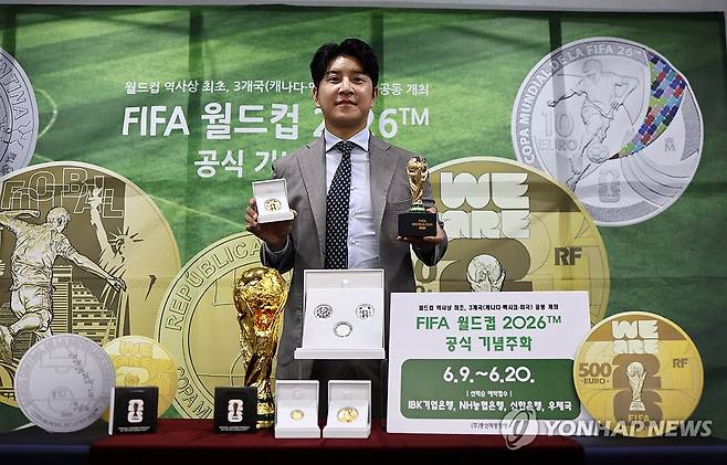 월드컵 2026 공식 기념주화 선보이는 박주호 해설위원 (서울=연합뉴스) 윤동진 기자 = 박주호 해설위원이 5일 서울 월드컵경기장에서 공개된 월드컵 2026 공식 기념주화를 선보이고 있다. 2025.6.5 mon@yna.co.kr