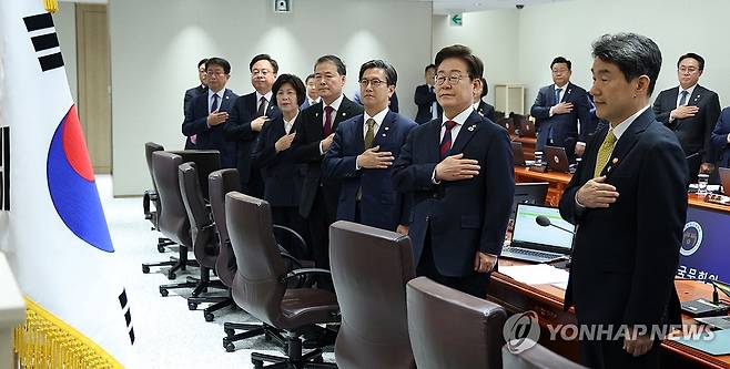 이재명 대통령, 국무회의 국민의례 (서울=연합뉴스) 홍해인 기자 = 이재명 대통령이 5일 서울 용산 대통령실 청사에서 열린 국무회의에서 국기에 경례를 하고 있다. 2025.6.5 [대통령실통신사진기자단] hihong@yna.co.kr