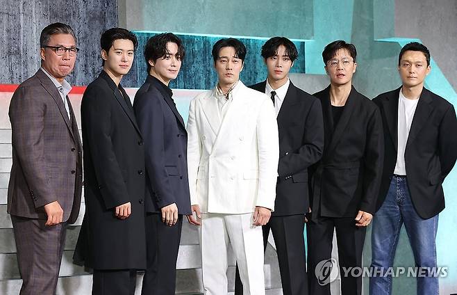 포즈 취하는 '광장' 감독과 출연진 (서울=연합뉴스) 이재희 기자 = 5일 서울 중구 앰배서더서울풀만호텔에서 열린 넷플릭스 시리즈 '광장' 제작발표회에서 배우 안길강(왼쪽부터), 공명, 이준혁, 소지섭, 추영우, 조한철, 최성은 감독이 포즈를 취하고 있다. 2025.6.5 scape@yna.co.kr