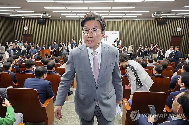 국민의힘 권성동 원내대표직 사퇴 선언 (서울=연합뉴스) 류영석 기자 = 국민의힘 권성동 원내대표가 5일 서울 여의도 국회에서 열린 의원총회에서 사퇴 의사를 밝힌 뒤 회의장을 나서고 있다. 2025.6.5 ondol@yna.co.kr