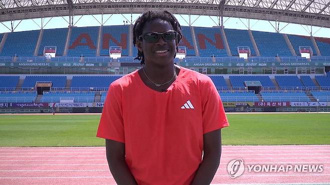 인터뷰하는 육상 기대주 비웨사 (서울=연합뉴스) 박소라 기자 = 육상 100ｍ 기대주 비웨사 다니엘 가사마(안산시청)가 지난 7일 경기 안산와스타디움에서 연합뉴스와 인터뷰하고 있다. 2025.5.11 e1501s@yna.co.kr