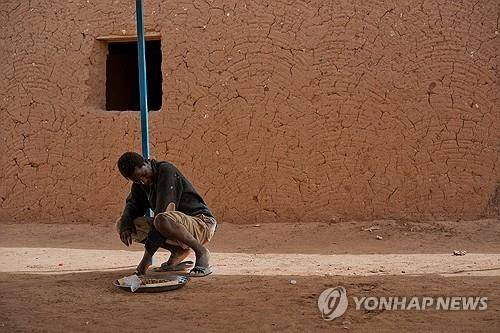 알제리에서 니제르 아를리트로 추방된 이주민 [AP 연합뉴스 자료사진. 재판매 및 DB 금지]