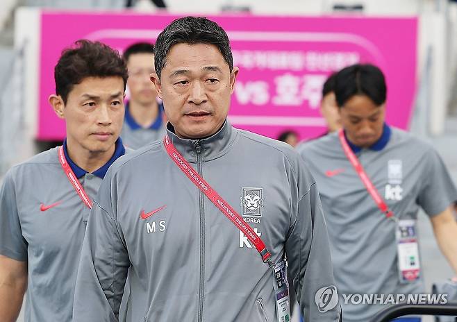 경기장 들어서는 이민성 감독 (용인=연합뉴스) 홍기원 기자 = 5일 경기도 용인미르스타디움에서 열린 U-22 축구 국가대표팀 친선전 대한민국과 호주의 경기. 한국 이민성 감독이 경기장에 들어서고 있다. 2025.6.5 xanadu@yna.co.kr