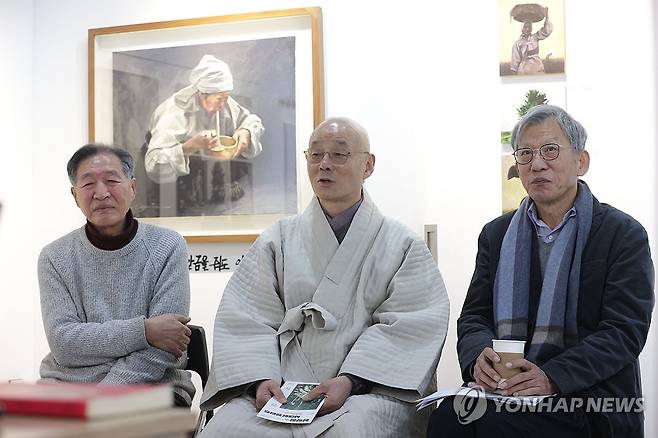 인사말하는 명진 스님 (서울=연합뉴스) 강민지 기자 = 5일 오전 서울 종로구 백기완 마당집에서 열린 백기완 선생 4주기 '신학철, 백기완을 부르다' 특별전시 기자간담회에서 명진 스님이 인사말을 하고 있다. 왼쪽부터 신학철 화백, 명진스님, 유홍준 명지대 석좌교수. 2025.2.5 mjkang@yna.co.kr