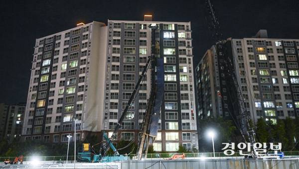 5일 용인시 서천마을 아파트 단지에 지하철 공사 중장비가 넘어지는 사고가 발생해 주민들이 대피하는 등 소동이 벌어졌다. 현재까지 인명피해는 없는 것으로 알려졌다. 2025.6.5 /최은성기자 ces7198@kyeongin.com