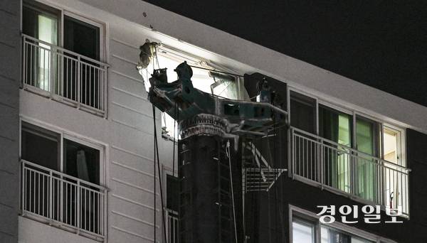 5일 오후 10시 13분께 용인시 기흥구 서천동 한 아파트 단지에서 인덕원~동탄 복선전철 공사 현장의 크레인이 쓰러져 건물을 덮치는 사고가 발생해 다수의 주민들이 대피했다. 해당 사고로 인명 피해는 발생하지 않았다. 사진은 이날 사고 현장의 모습. 2025.6.5 /이지훈기자 jhlee@kyeongin.com