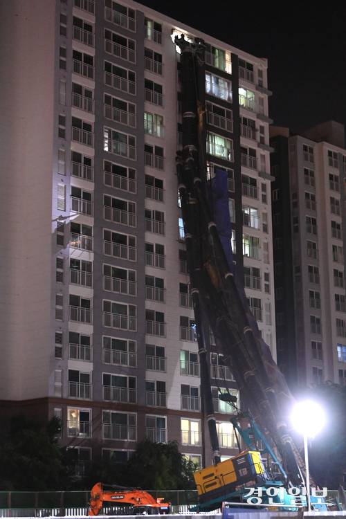 5일 저녁 용인시 서천마을 아파트 단지에 지하철 공사 중장비가 넘어지는 사고가 발생해 주민들이 대피하는 등 소동이 벌어졌다. 현재까지 인명피해는 없는것으로 알려졌다. 2025.6.5 /최은성기자 ces7198@kyeongin.com