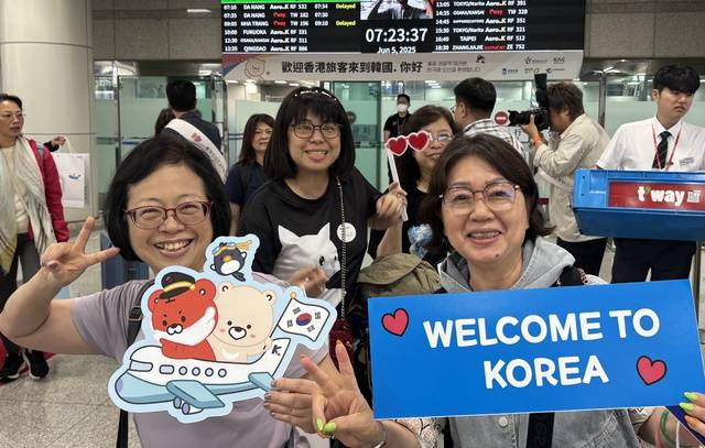 ▲ 청주시는 지난 5일 청주~홍콩 신규 취항 기념 입국객 환대행사를 진행했다./ 청주시 제공