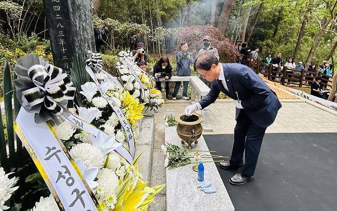 김대권 수성구청장이 분향 및 헌화를 하고 있다. /황인무기자