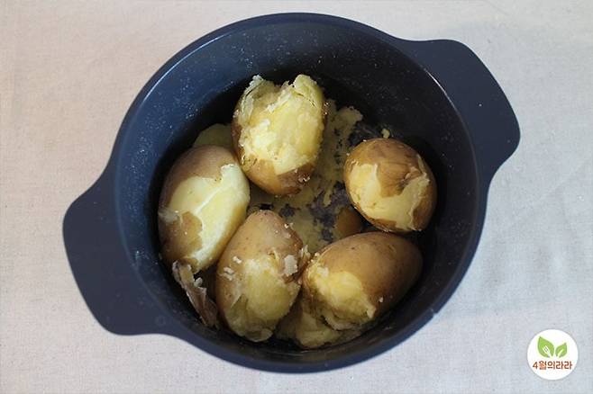 삶은 감자를 흔든 모습