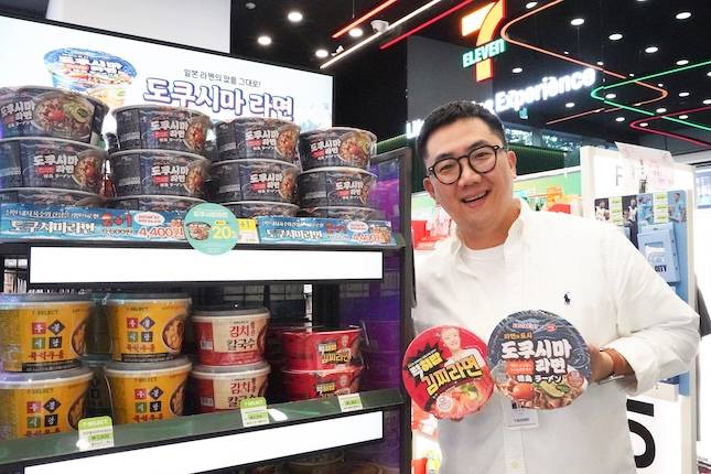 안종현 코리아세븐 상품본부 가공식품팀 라면담당 MD가 세븐일레븐 뉴웨이브오리진점에서 '도쿠시마 라면'을 소개하고 있다. / 사진=세븐일레븐