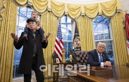 일론 머스크(왼쪽) 테슬라 최고경영자(CEO)와 도널드 트럼프 미국 대통령. (사진=AFP)