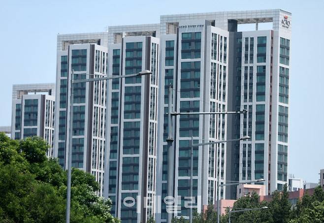 [이데일리 방인권 기자] 제70회 현충일인 6일 서울의 한 신축 주상복합 건물에 태극기를 게양 할 수있는 게양대가 설치되지 않아 태극기가 보이지 않고 있다.