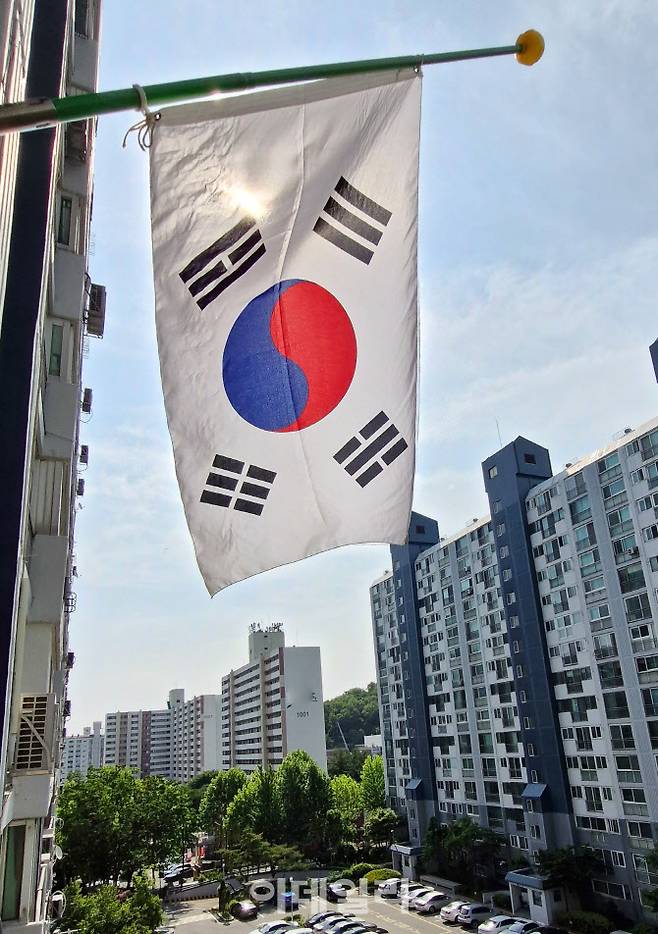 [이데일리 방인권 기자] 제70회 현충일인 6일 서울 강남구의 한 아파트에 태극기가 게양되어 있다.