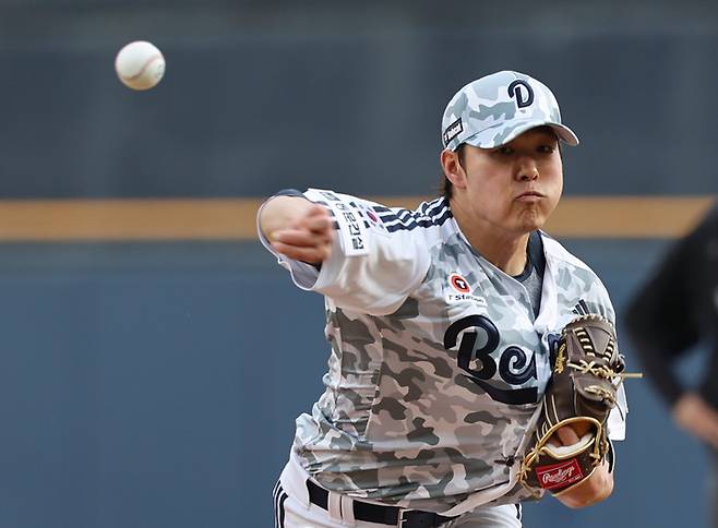 5일 서울 잠실야구장에서 KIA와 경기에서 역투하는 두산 선발투수 최원준
