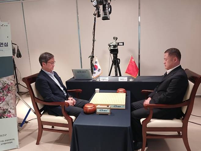 대국에 앞서 호흡을 고르고 있는 유창혁 9단(왼쪽)과 저우허양 9단.(신안에서 MHN 엄민용 선임기자)