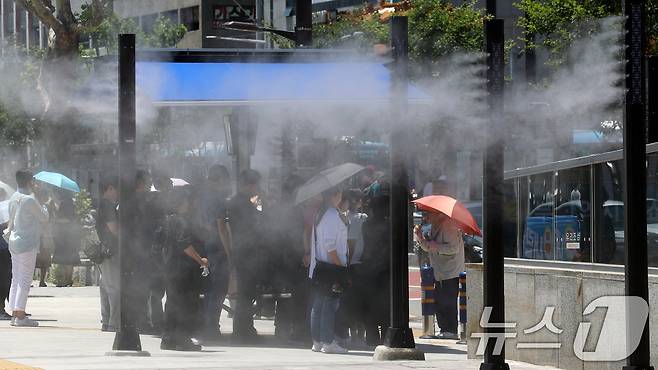 초여름 날씨를 보인 4일 시민 사이로 쿨링포그가 가동되고 있다. 2025.6.4/뉴스1 ⓒ News1 윤일지 기자