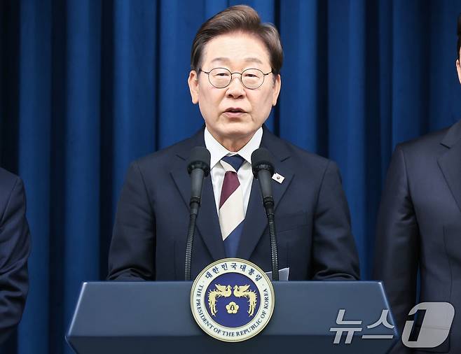 이재명 대통령이 4일 서울 용산구 대통령실 청사 브리핑룸에서 국무총리와 국정원장, 대통령 비서실장 등 인선발표를 하고 있다.2025.6.4/뉴스1 ⓒ News1 허경 기자