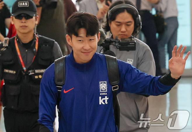 축구 국가대표팀 주장 손흥민 선수가 2일 이라크전 원정경기를 하기 위해 인천국제공항을 통해 출국하고 있다. 2025.6.2/뉴스1 ⓒ News1 박세연 기자