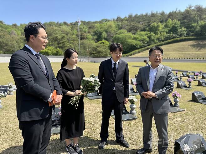 이준석 개혁신당 대통령 후보가 지난 5월 4일 광주 북구 국립 5·18 민주묘지를 찾아 강기정 시장과 대화하고 있다. (이준석 캠프 제공, 재판매 및 DB 금지) 2025.5.4/뉴스1