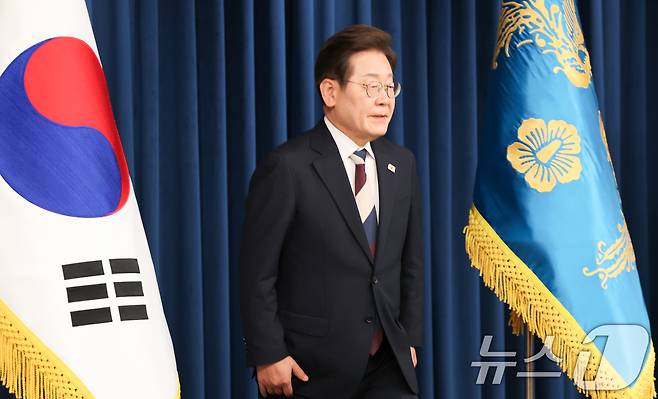 이재명 대통령이 4일 서울 용산구 대통령실 청사 브리핑룸에서 국무총리와 국정원장, 대통령 비서실장 등 인선발표를 하기 위해 입장하고 있다. 국무총리 후보자로는 김민석 국회의원, 국정원장 후보자로는 이종석 전 통일부장관이 지명됐다. 대통령 비서실장으로는 강훈식 국회의원, 안보실장에는 위성락 국회의원이 임명됐고, 경호처장은 황인권 전 육군 대장, 대변인은 강유정 국회의원이 임명됐다. 2025.6.4/뉴스1 ⓒ News1 허경 기자