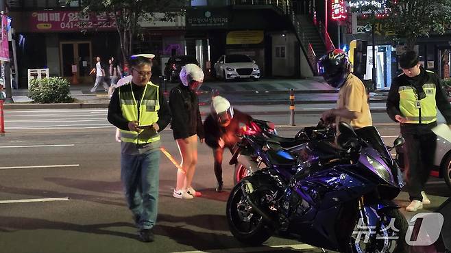 경찰이 천안 동남 신세계백화점 앞에서 폭주행위자들을 단속하고 있다. (충남경찰청 제공, 재판매 및 DB금지) / 뉴스1