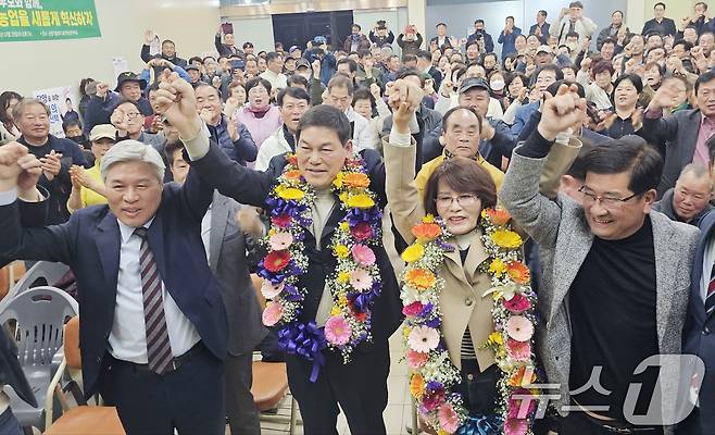 지난 4·2재보궐선거에서 당선된 정철원 조국혁신당 담양군수 후보가 2일 오후 전남 담양군 담양읍 선거사무소에서 지지자들과 함께 기쁨을 나누고 있다. (정철원 후보 캠프 제공. 재판매 및 DB 금지) 2025.4.2/뉴스1