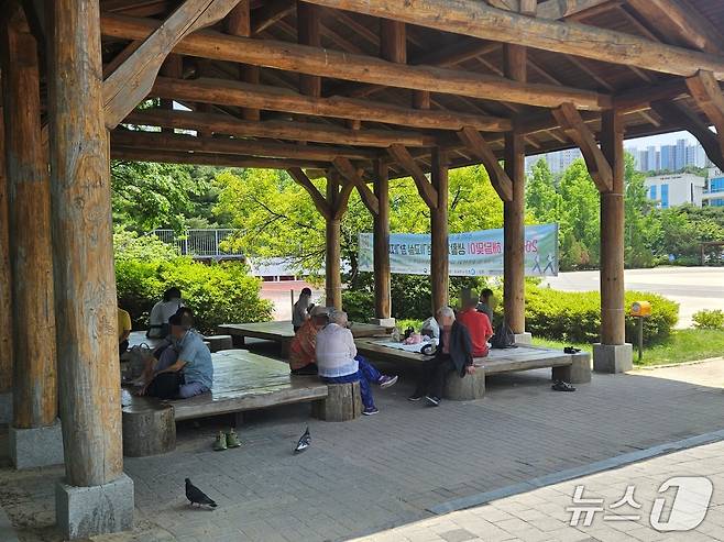 6일 오후 강원 춘천 근화동 의암공원에 마련된 정자에 시민들이 따가운 햇살을 피해 앉아 있다.2025.6.6 한귀섭 기자