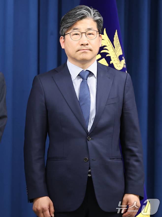 대통령실 수석급 재정기획보좌관으로 임명된 류덕현 중앙대 교수가 6일 서울 용산구 대통령실 청사에서 열린 수석비서관 인선 발표에 참석해 있다. 2025.6.6/뉴스1 ⓒ News1 허경 기자