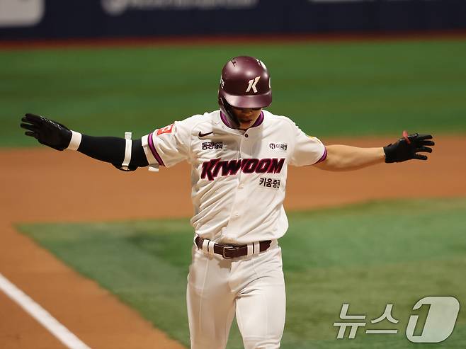 9일 오후 서울 구로구 고척스카이돔에서 열린 프로야구 '2025 신한 SOL뱅크 KBO리그' 한화 이글스와 키움 히어로즈의 경기 1회말 무사 주자없는 상황에서 솔로홈런을 친 키움 송성문이 기뻐하고 있다. 2025.5.9/뉴스1 ⓒ News1 황기선 기자