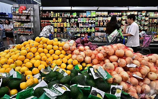 미국 캘리포니아 로즈미드의 한 식료품점에서 사람들이 장바구니를 채우는 모습. ⓒ AFP=뉴스1 ⓒ News1 권진영 기자