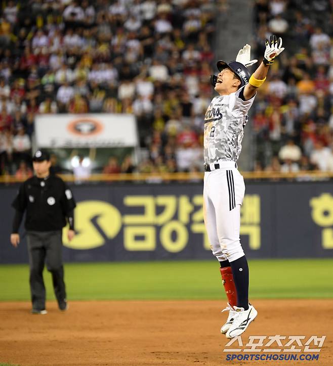 연장 10회 끝내기 안타를 날린 김민석은 포효했다.