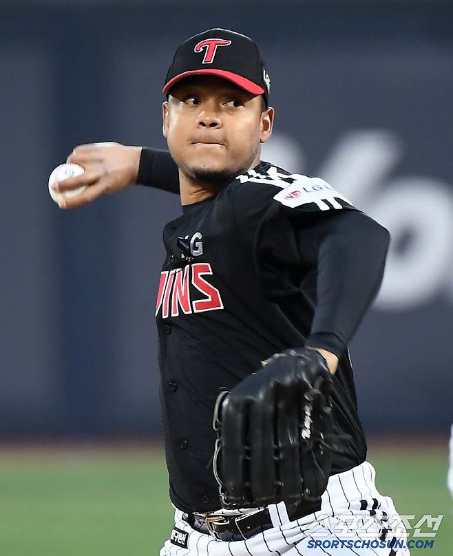 2일 수원 KT위즈파크에서 열린 LG-KT전. LG 선발투수 에르난데스가 투구하고 있다. 수원=정재근 기자 cjg@sportschosun.com/2025.4.2/