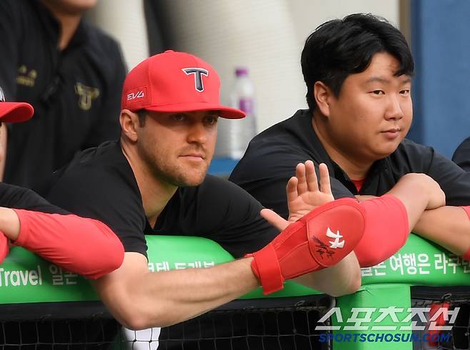 강습 타구에 손등을 맞은 다음날 네일의 오른손에는 빨간색 글러브가 끼워져 있었다. 잠실=박재만 기자 pjm@sportschosun.com