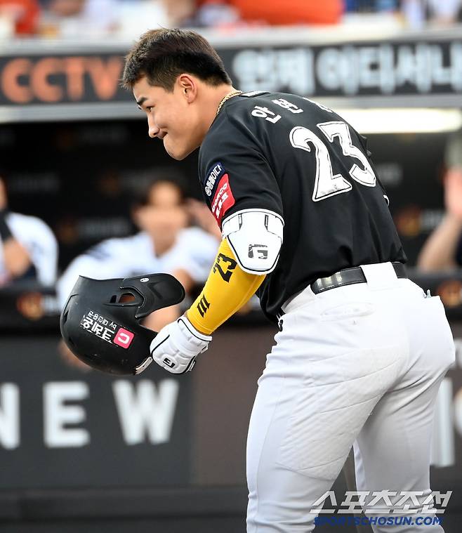 대선배 류현진과의 첫 맞대결, 인사를 전하며 예우를 갖추고