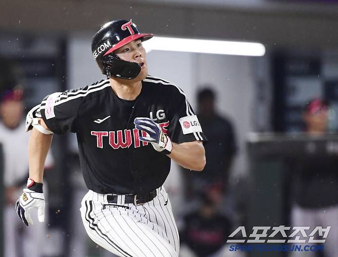 21일 부산 사직야구장에서 열린 KBO리그 롯데와 LG의 경기. 6회 동점 솔로홈런을 날린 LG 이영빈. 부산=송정헌 기자songs@sportschosun.com/2025.05.21/