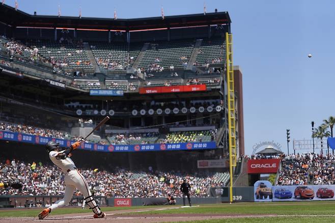 샌프란시스코 자이언츠 이정후가 6일(한국시각) 샌디에이고 파드리스와의 홈경기에서 1회말 우중간으로 대형 라인드라이브를 터뜨리고 있다. 이 타구는 오라클파크에서 가장 깊은 우중간 펜스를 원바운드로 넘어가 아쉽게도 2루타에 그쳤다. AP연합뉴스