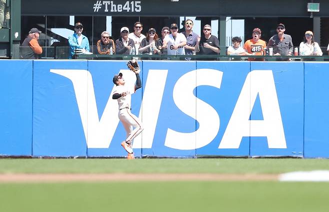 이정후가 8회초 페르난도 타티스 주니어의 큼지막한 우중간 타구를 펜스 앞에서 캐치하고 있다. Imagn Images연합뉴스