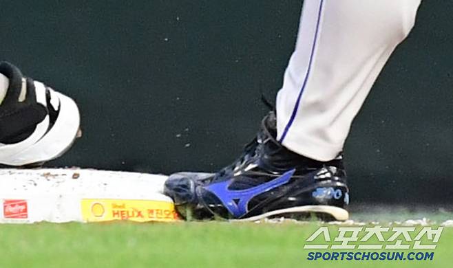 5회 2사 만루. 1타점 내야안타를 만들고 있는 구자욱.