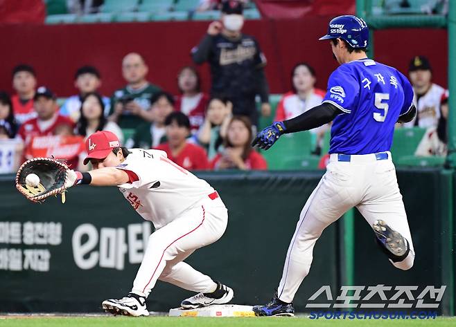 5회 2사 만루. 구자욱의 힘찬 질주로 만들어낸 1타점 내야안타.