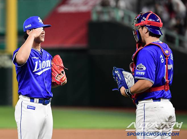 삼성이 SSG에 승리했다. 7회부터 등판 승리를 지킨 이호성이 경기 종료 후 강민호와 승리 세리머니를 펼치고 있다.