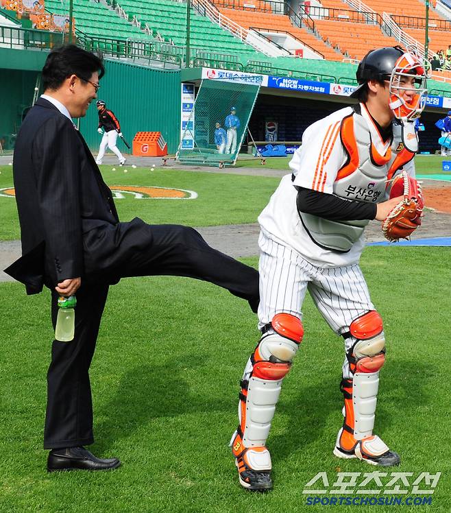 같은 날 양상문 해설위원이 경기에 앞서 훈련 중인 롯데 장성우를 발로 차며 장난을 걸고 있다. 스포츠조선DB