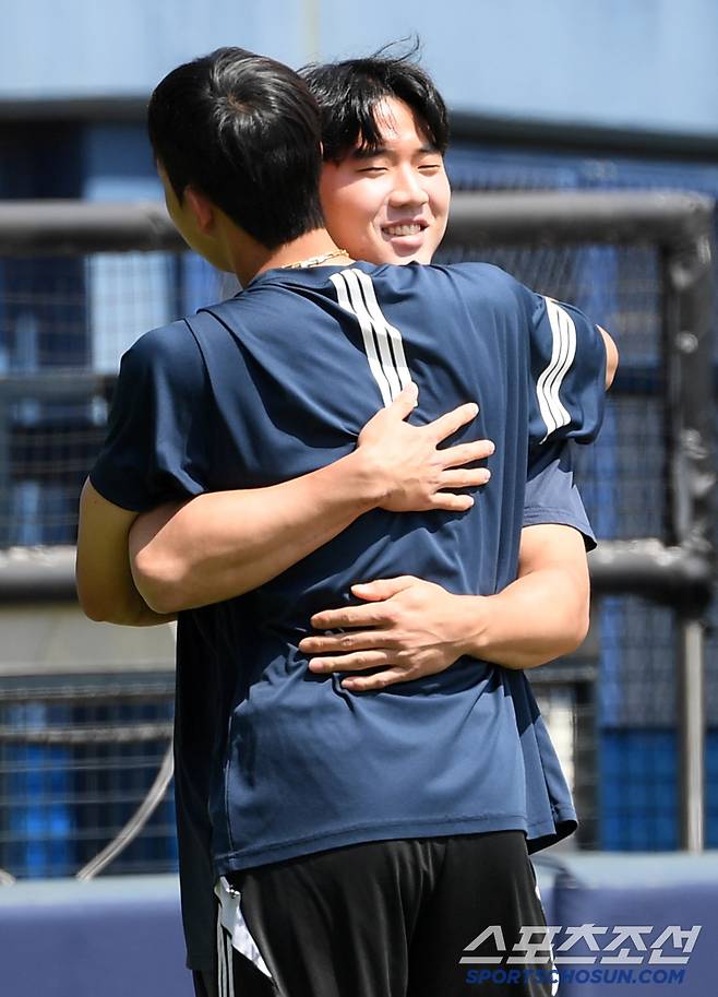 롯데 손성빈이 옛 동료 두산 김민석과 뜨거운 포옹을 나눴다. 잠실=박재만 기자 pjm@sportschosun.com