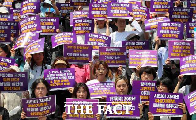 여가부가 발표한 '2023년 국가성평등지수' 점수는 65.4점으로 2022년 66.2점보다 0.8점 떨어졌다. 여성계는 윤석열 정부에서 성평등 가치가 크게 퇴보했다며 차기 정부의 적극적 대응을 요구하고 있다. 그 중 최우선 요구는 여가부의 실질적 기능 확대를 통한 국가 성평등 정책과 체계 강화다. /뉴시스