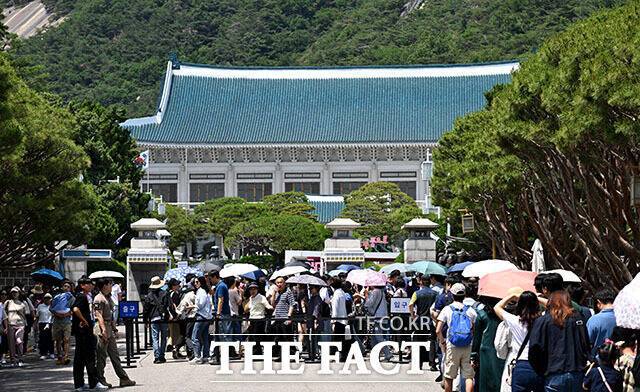 지난 5일 오후 서울 종로구 청와대 경내가 관람객들로 붐비고 있다. /이효균 기자